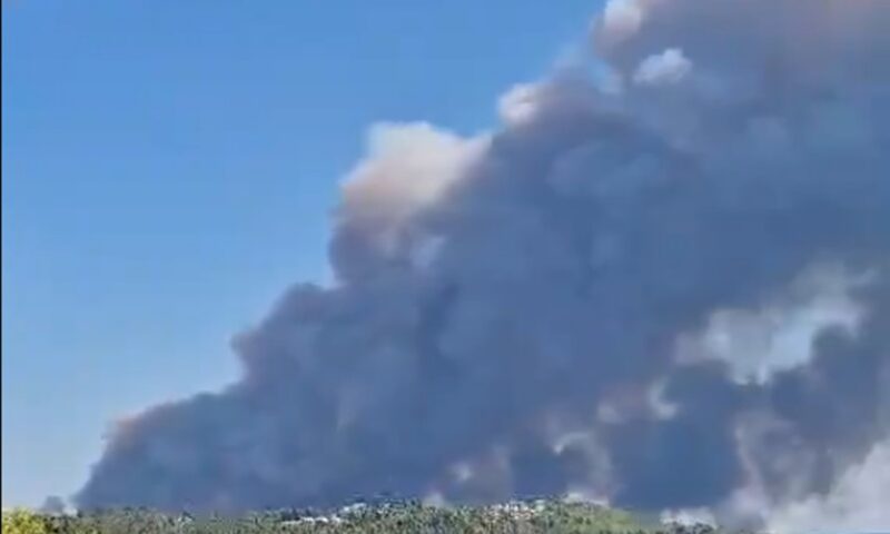 Incendii în una dintre destinațiile preferate de români din Grecia. Turiștii sunt evacuați