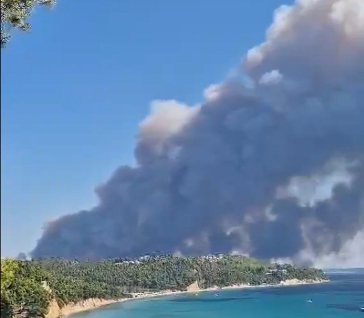 Incendii în una dintre destinațiile preferate de români din Grecia. Turiștii sunt evacuați