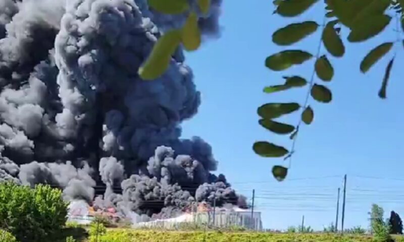 Incendiu de amploare lângă Paris. Două piste de pe Charles de Gaulle, închise temporar