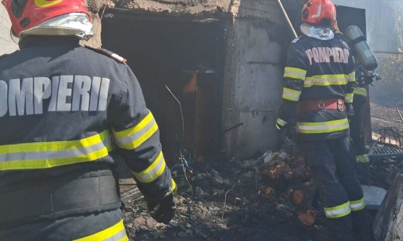 Un bărbat și-a incendiat gospodăria, apoi s-a încuiat într-o anexă