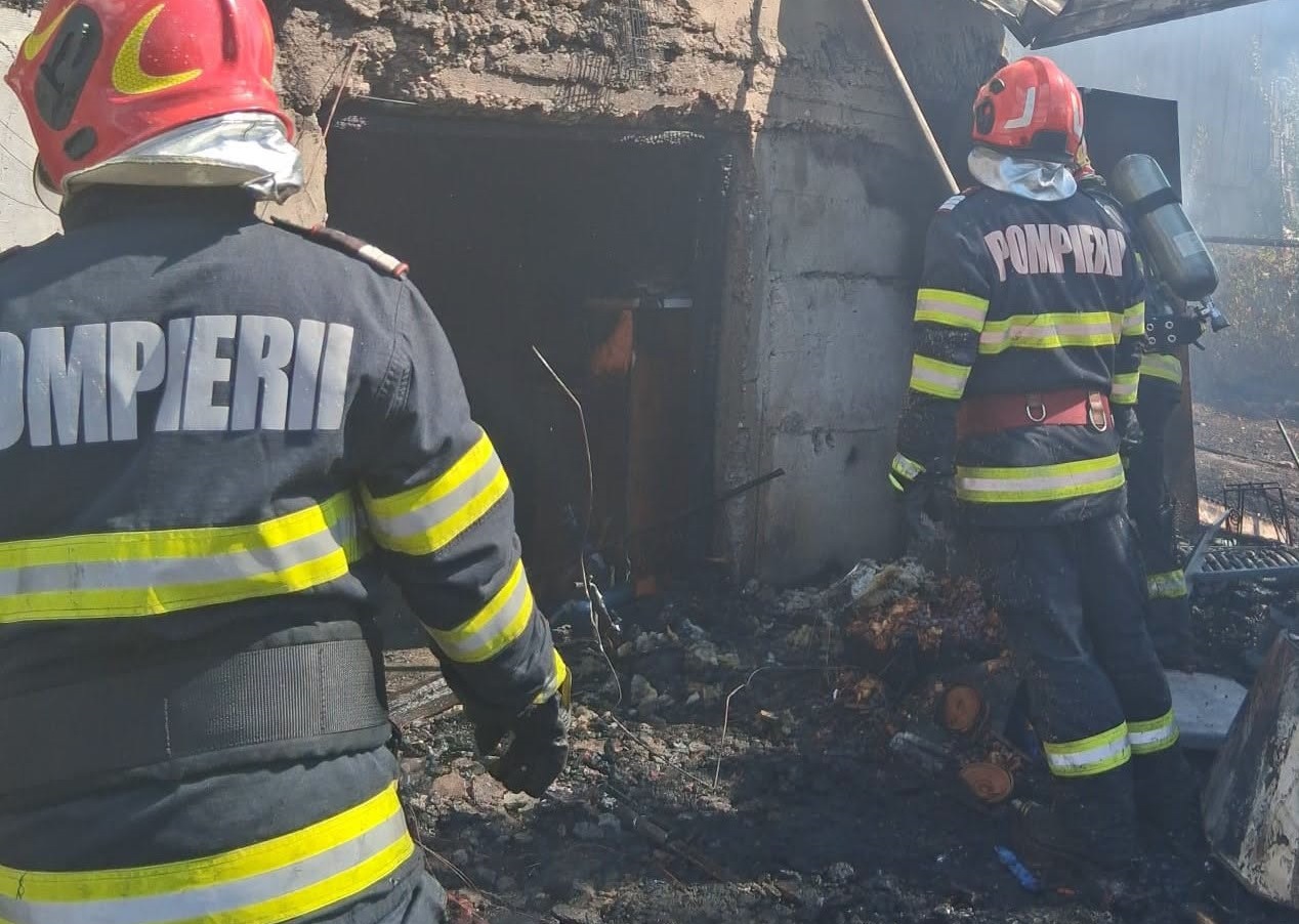 Un bărbat și-a incendiat gospodăria, apoi s-a încuiat într-o anexă
