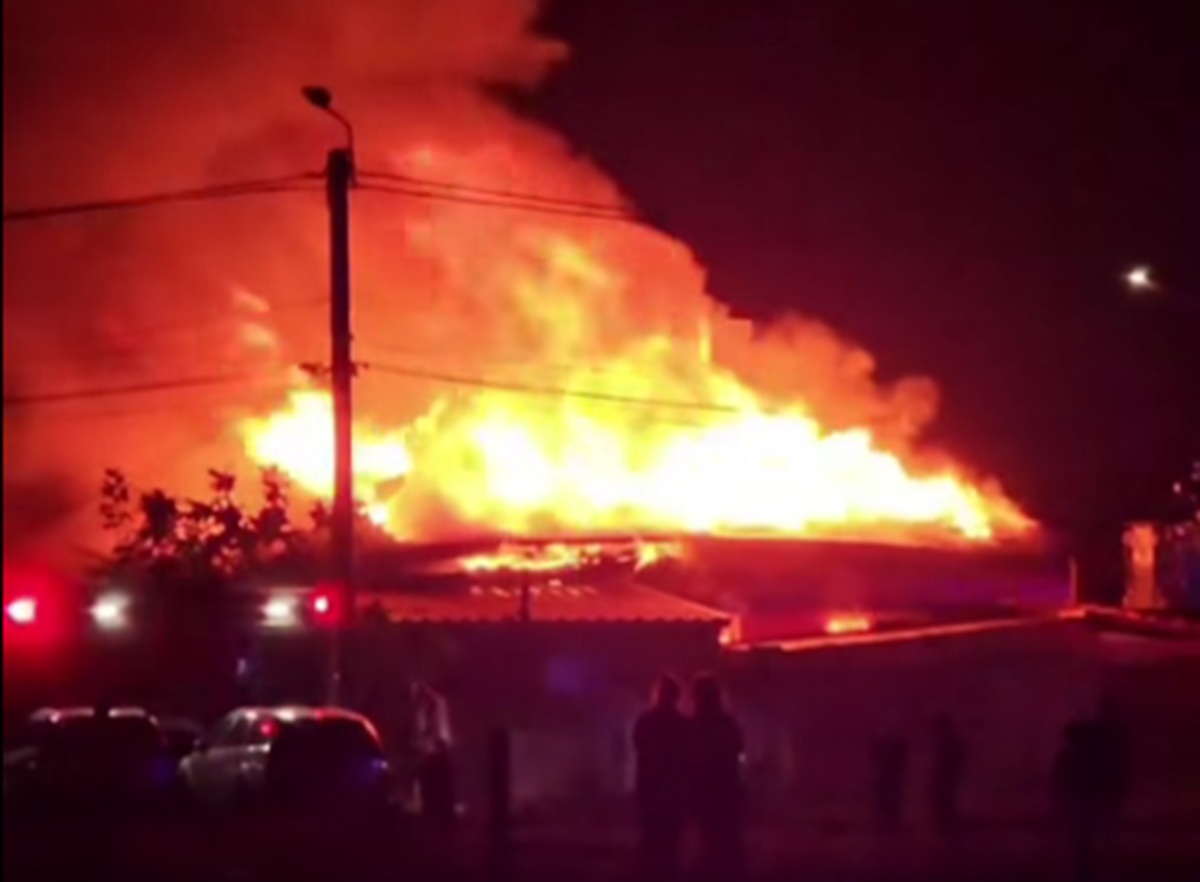 Incendiu violent în Timiș. Un bărbat a murit după ce s-a întors în casă pentru câinele său