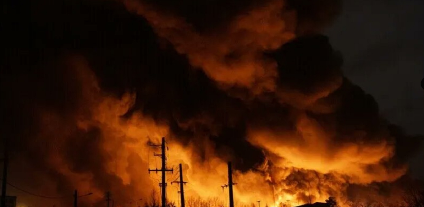 Incendiu la rafinăria Aramco din Arabia Saudită. Instalația are o capacitate de 400.000 de barili pe zi