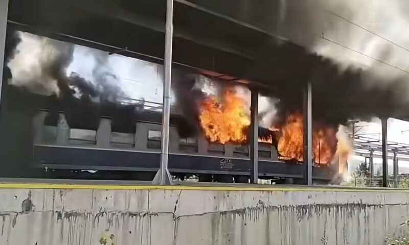 Un vagon al unui tren de călători a luat foc în Arad. Pasagerii au fost evacuați