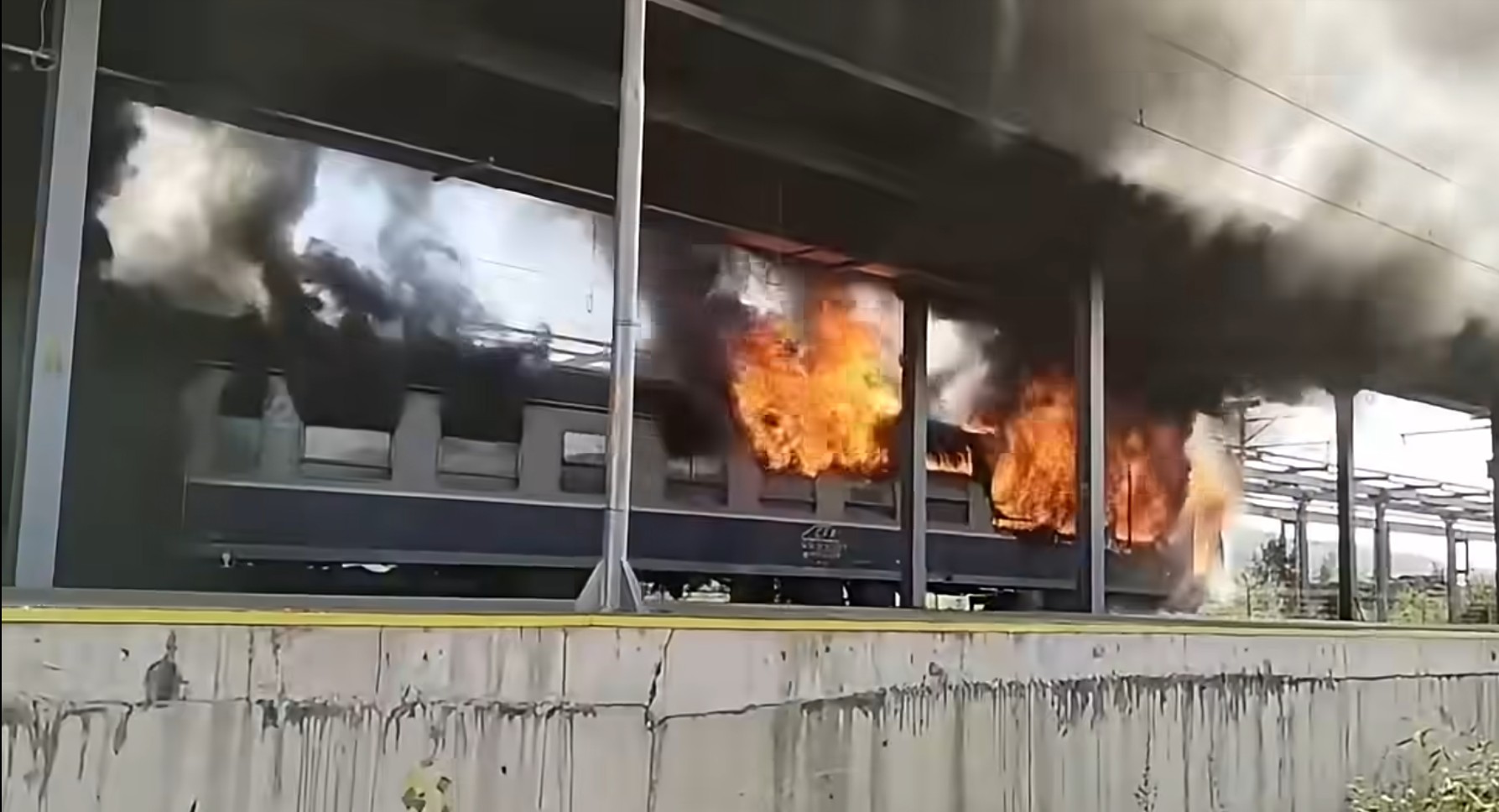 Un vagon al unui tren de călători a luat foc în Arad. Pasagerii au fost evacuați