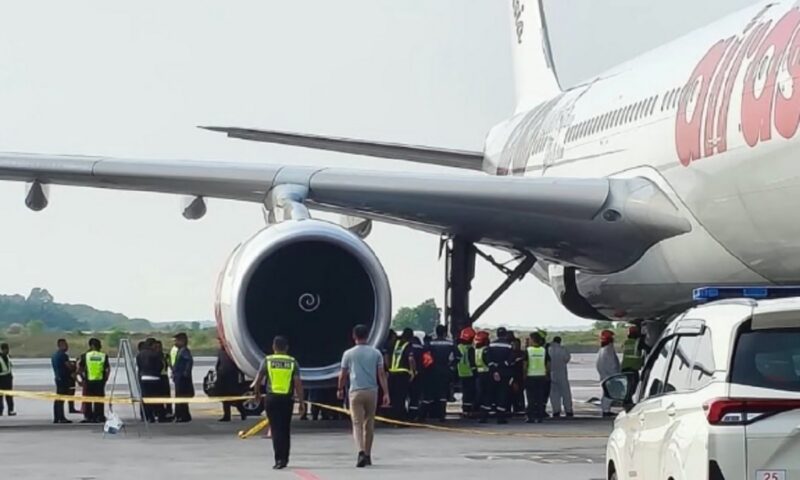 Cadavrul unui tânăr, găsit în trenul de aterizare al unui avion sosit din Tokyo. Poliția caută răspunsuri