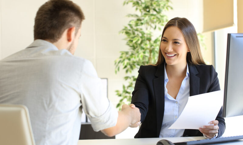 Sondaj eJobs. Inteligența artificială și competiția acerbă blochează angajarea tinerilor pe piața muncii