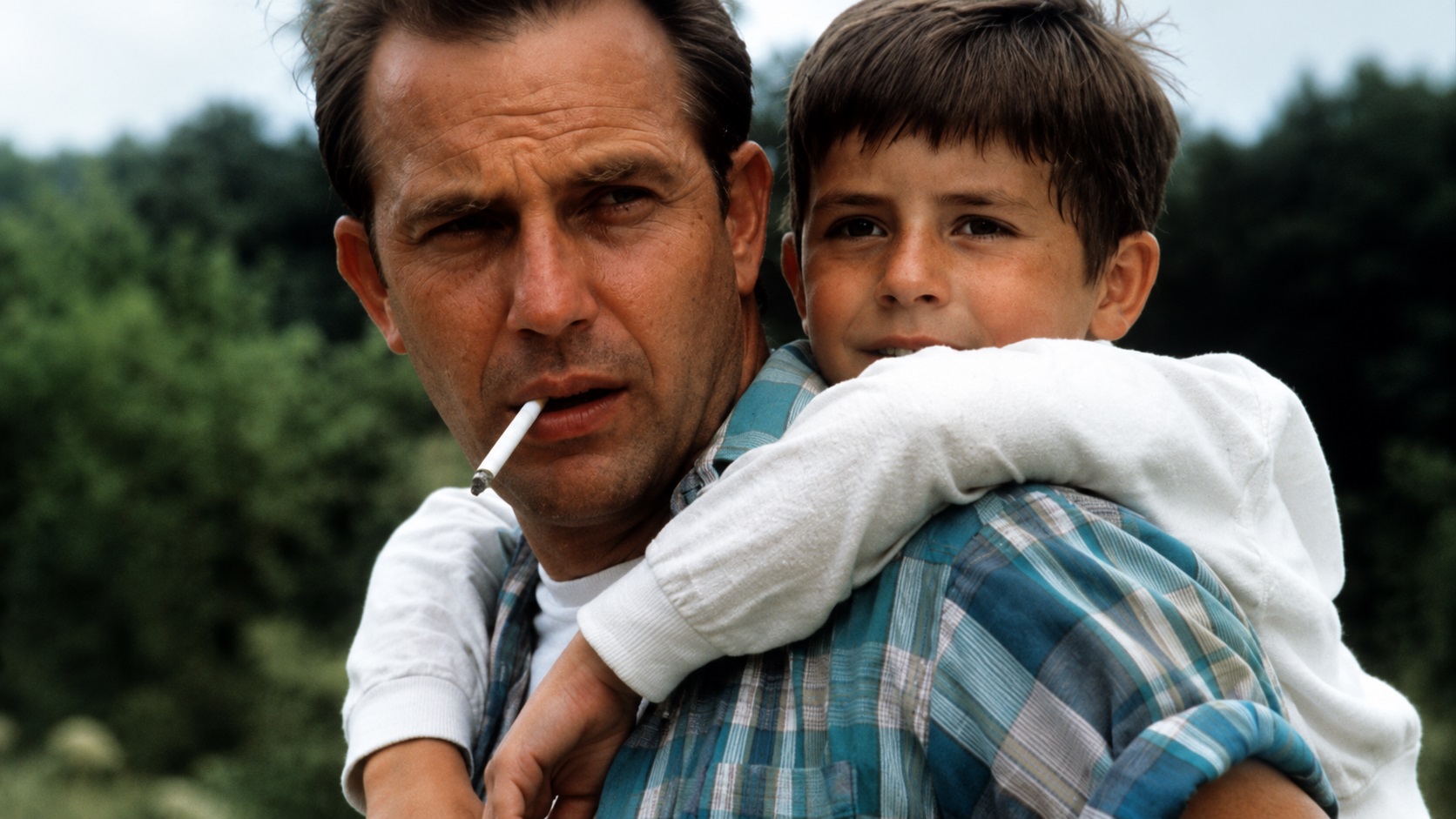 Kevin Costner si Scott Eastwood.