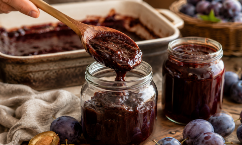 Rețetă de magiun de prune la cuptor. Nu mai stai ore întregi lângă oală