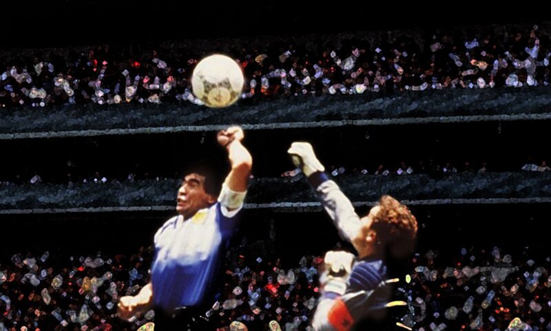 O bucată din istoria fotbalului, adjudecată la licitație. Cât s-a plătit pentru mingea celebrului gol al lui Maradona din 1986. Video