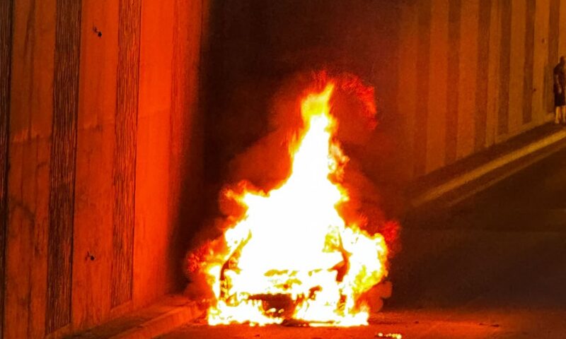 Pasajul Băneasa, blocat după ce o mașină a luat foc. S-a produs și o explozie