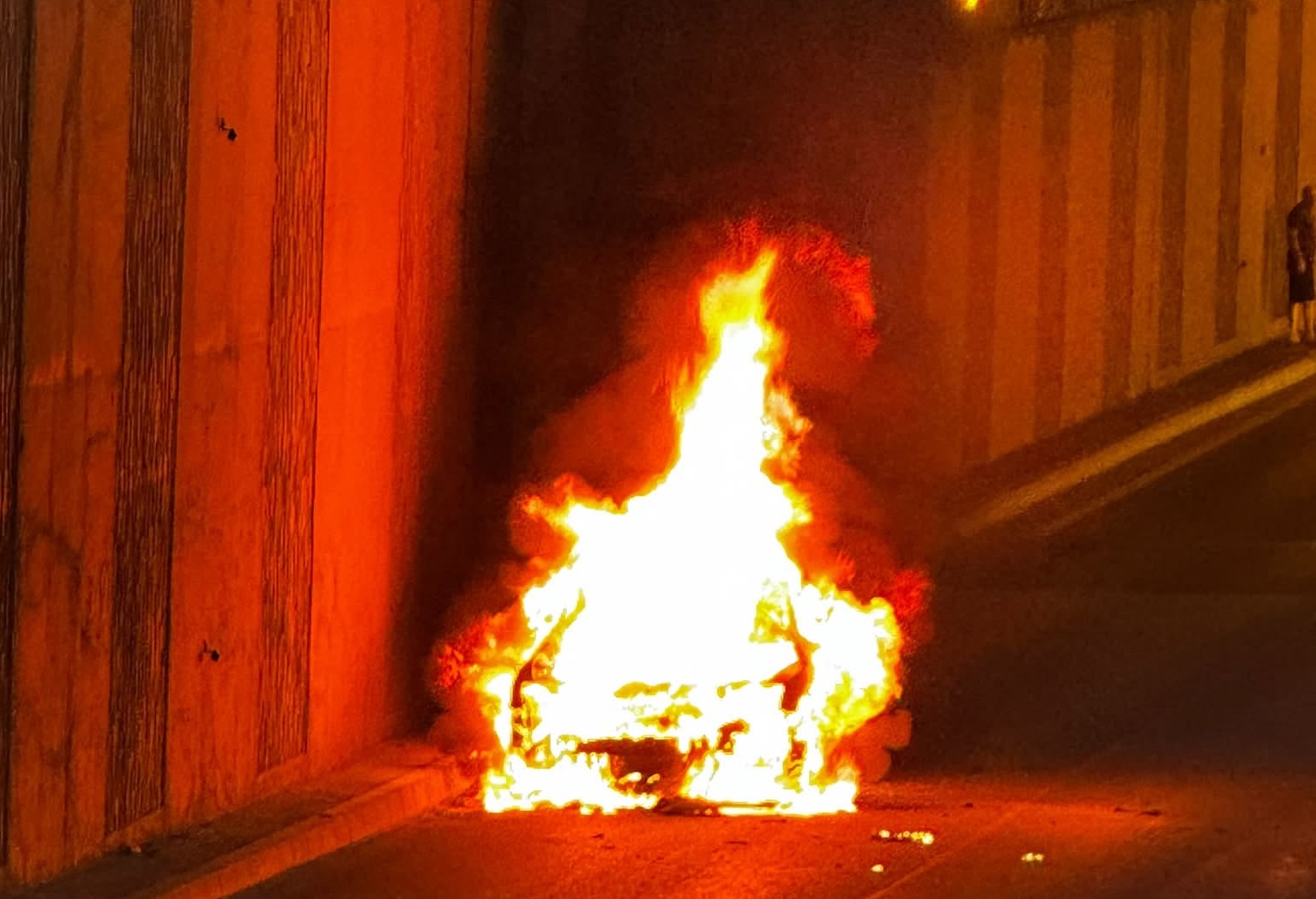 Pasajul Băneasa, blocat după ce o mașină a luat foc. S-a produs și o explozie