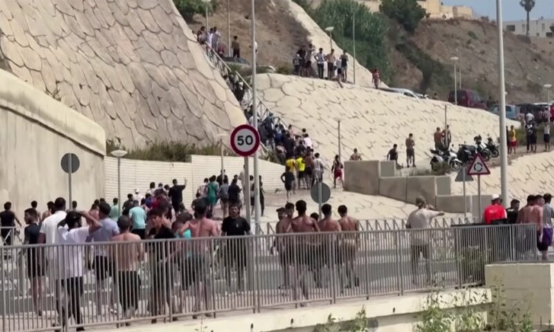 Alertă la granița Spaniei cu Marocul. Peste o sută de migranți au fost reținuți după ce au încercat să pătrundă în enclava Ceuta