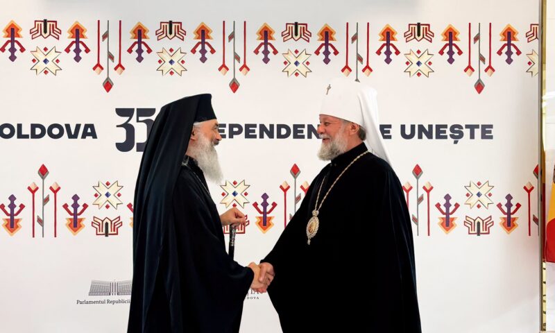 Pace între cele două mitropolii ortodoxe de la Chişinău. Mitropolitul Antonie şi Mitropolitul Vladimir şi-au dat mâna