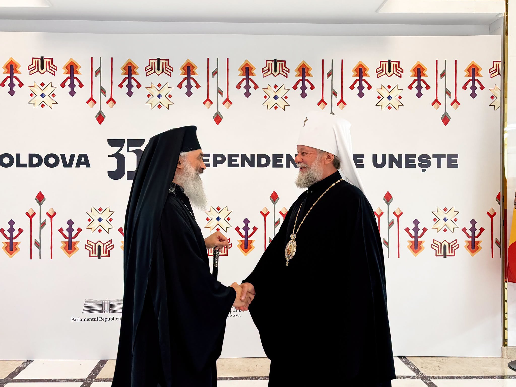 Pace între cele două mitropolii ortodoxe de la Chişinău. Mitropolitul Antonie şi Mitropolitul Vladimir şi-au dat mâna
