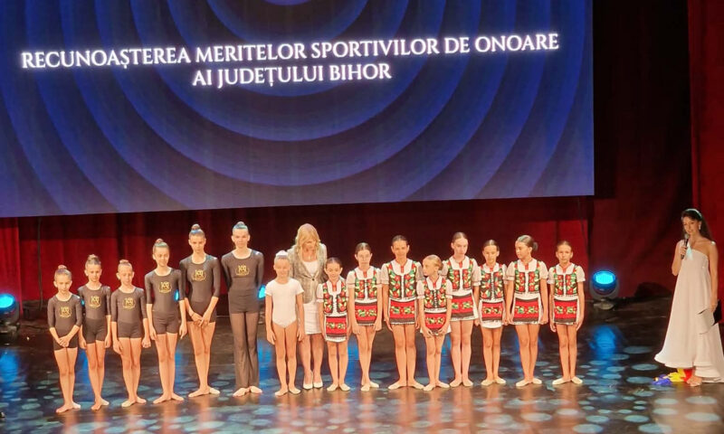 Nadia Comăneci, surprinsă la Oradea cu un dar special. Ce a primit la Gala „10 pentru eternitate”