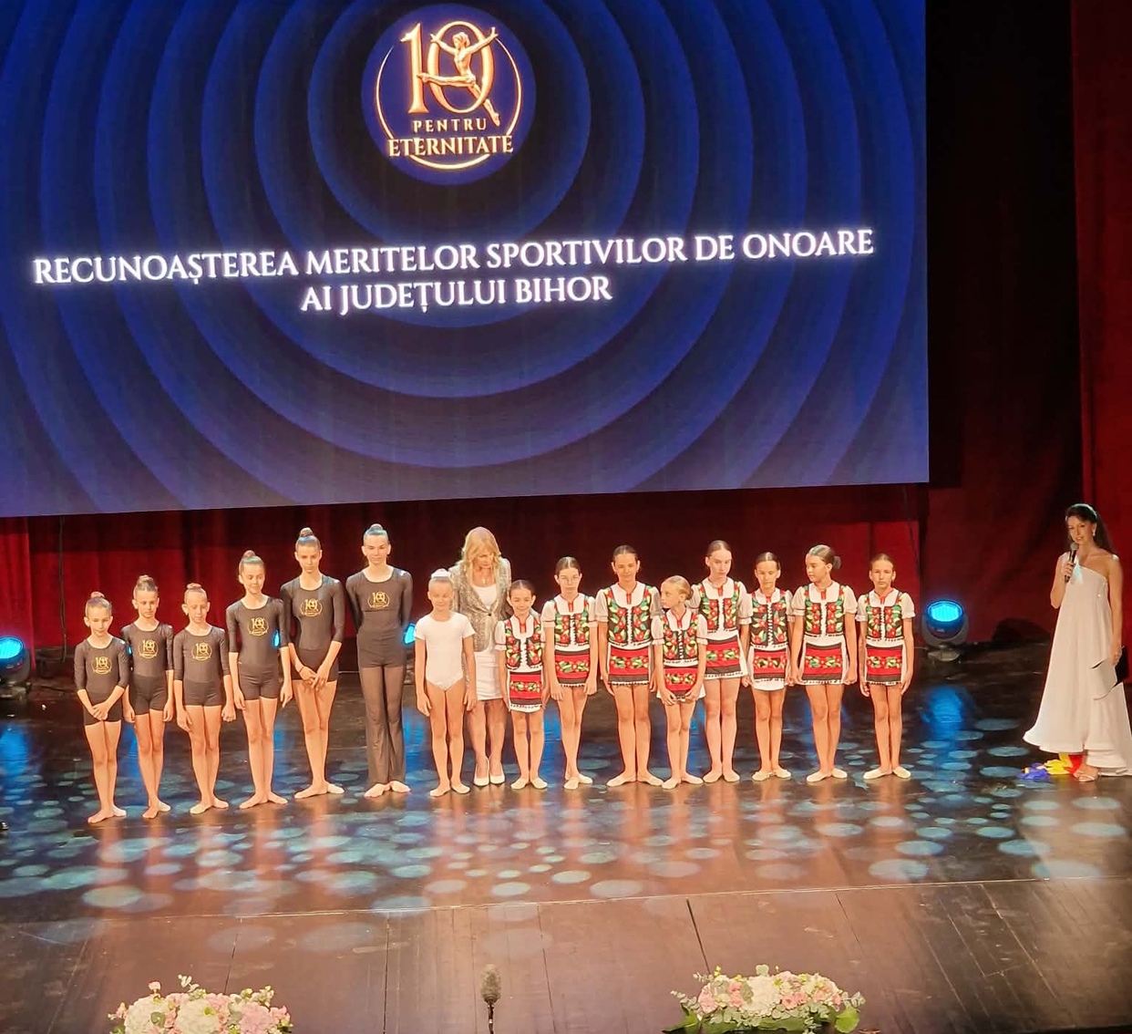 Nadia Comăneci, surprinsă la Oradea cu un dar special. Ce a primit la Gala „10 pentru eternitate”