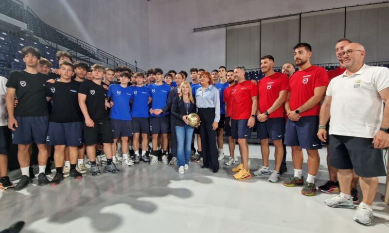 Nadia Comăneci îi încurajează pe tricolorii U16 înaintea luptei pentru semifinalele EuroBasket. „Zeița de la Montreal”, alături de noua generație de sportivi