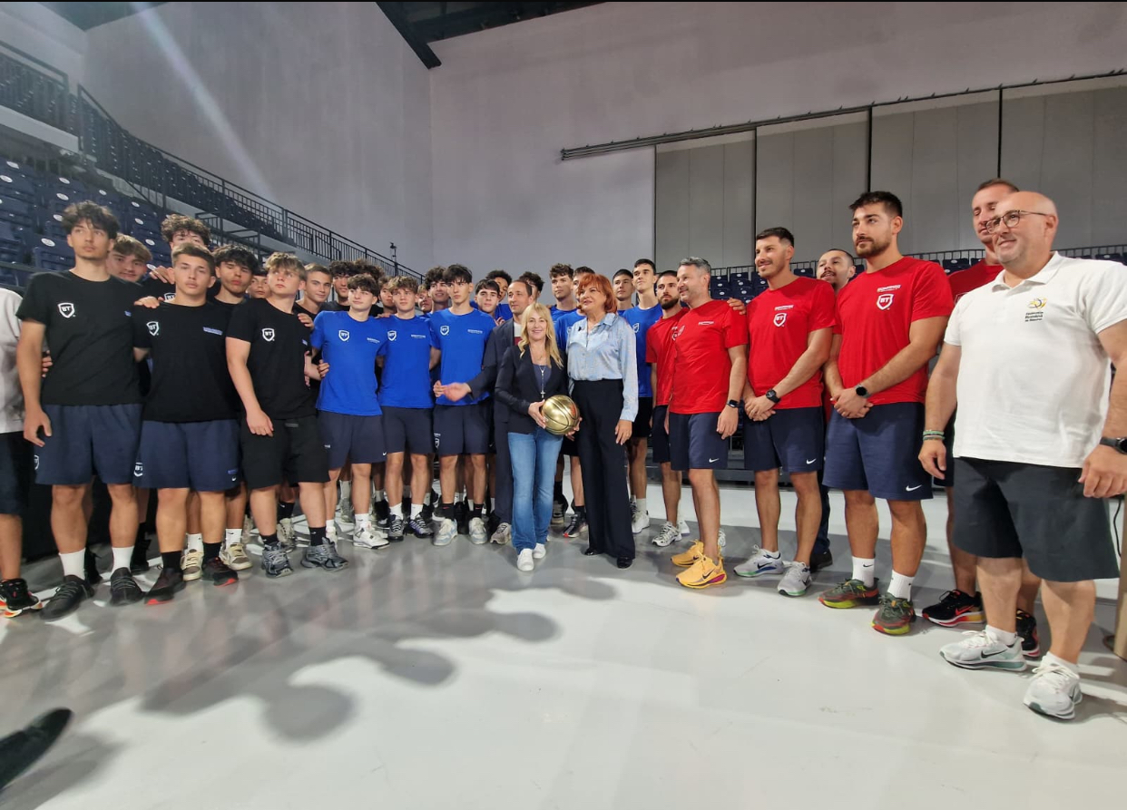Nadia Comăneci îi încurajează pe tricolorii U16 înaintea luptei pentru semifinalele EuroBasket. „Zeița de la Montreal”, alături de noua generație de sportivi