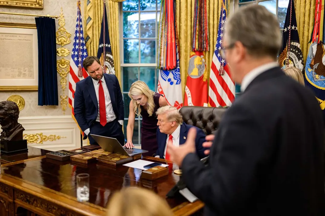 Scrisorile care au alimentat controversele privind apropierea lui Donald Trump de asistenta sa, Natalie Harp