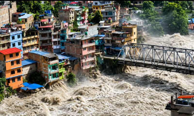 Viitura din Nepal a făcut cel puțin 17 victime. Ce se întâmplă cu românii aflați în zonă