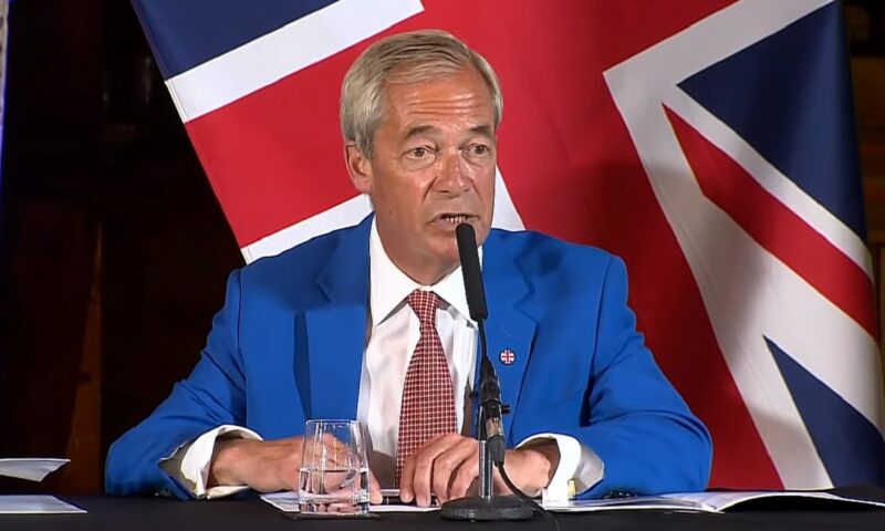 Farage propune returnarea migranților în Franța cu ajutorul Marinei Regale