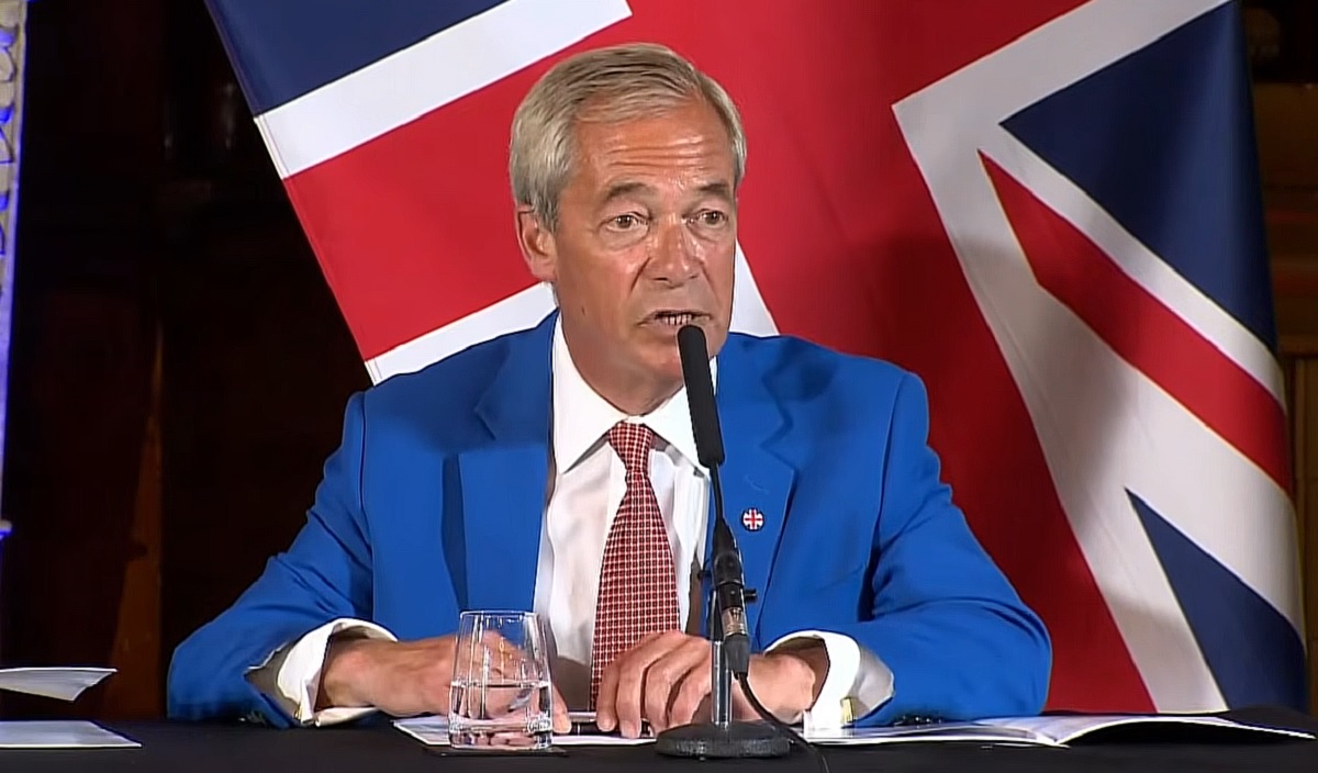 Farage propune returnarea migranților în Franța cu ajutorul Marinei Regale