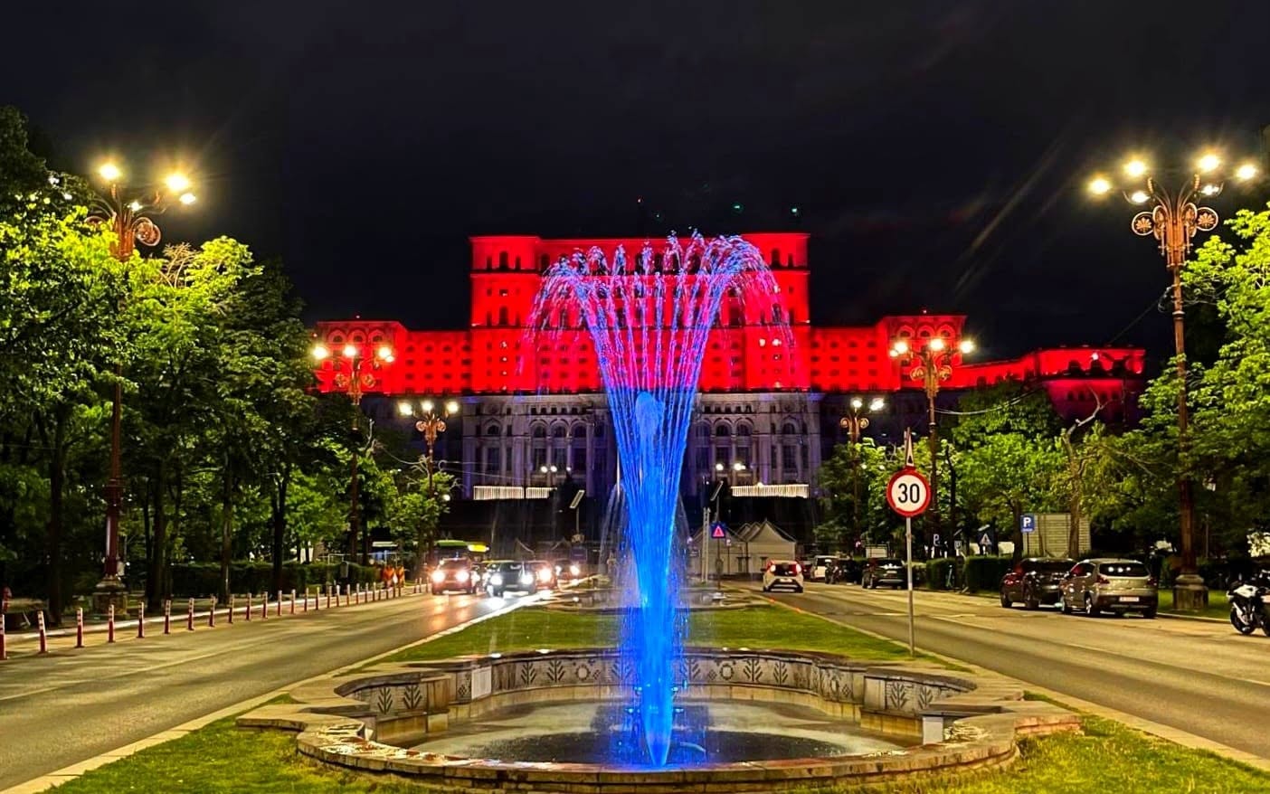 Gest de solidaritate la București. Palatul Parlamentului va fi iluminat în culorile drapelului Ucrainei de Ziua Independenței