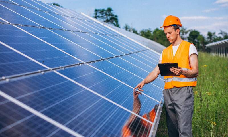 Schimbare pentru cei care își montează panouri fotovoltaice. Ce ar putea deveni obligatoriu