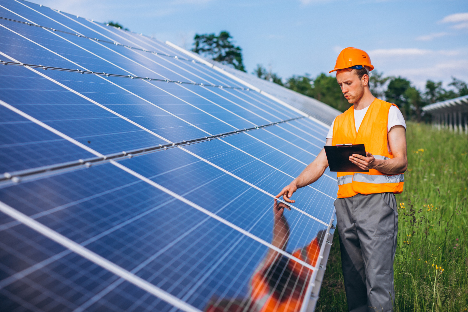 Schimbare pentru cei care își montează panouri fotovoltaice. Ce ar putea deveni obligatoriu