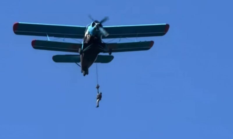 Imagini de groază la Buzău. Ministerul Apărării confirmă incidentul în care un parașutist militar a rămas agățat de avionul în zbor. Video
