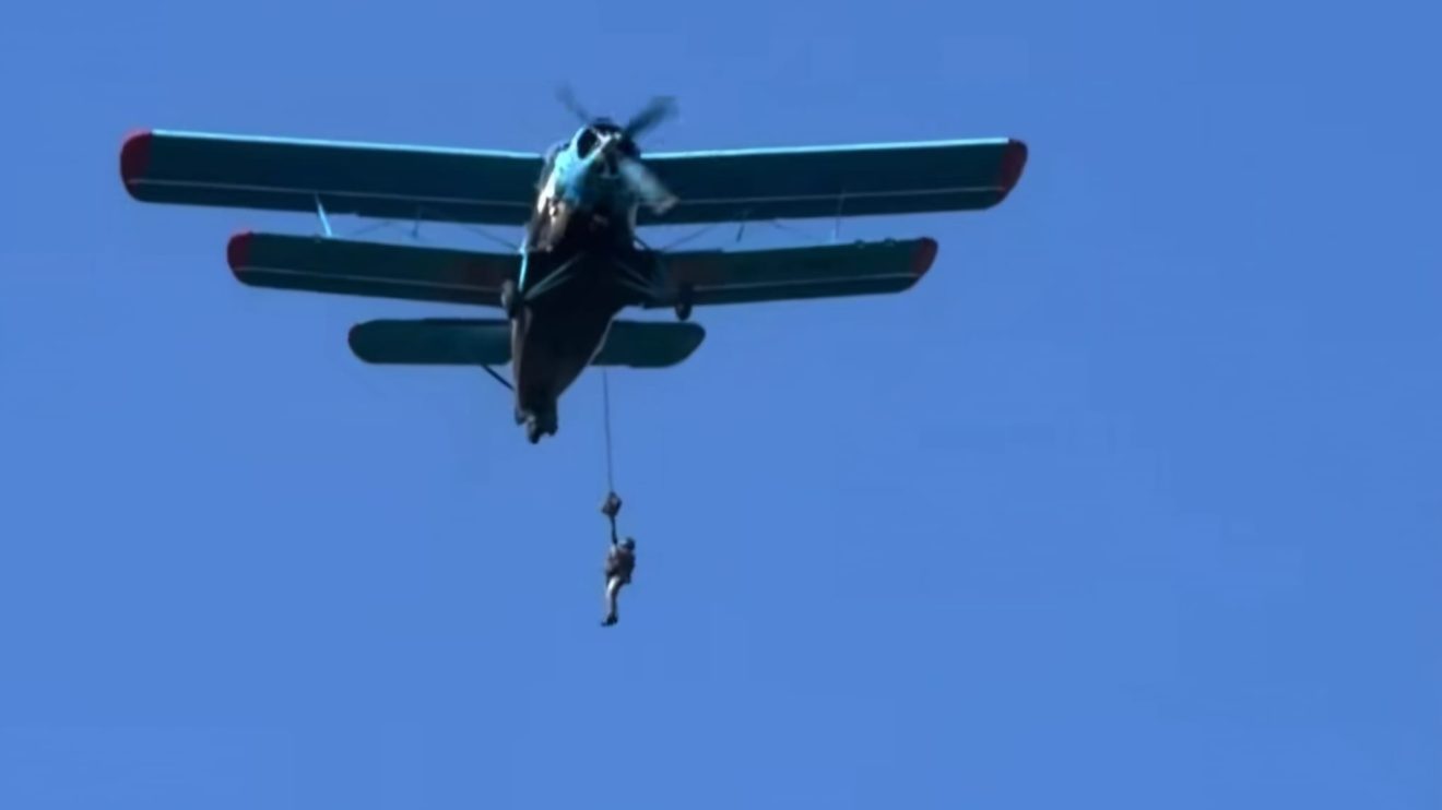 Imagini de groază la Buzău. Ministerul Apărării confirmă incidentul în care un parașutist militar a rămas agățat de avionul în zbor. Video