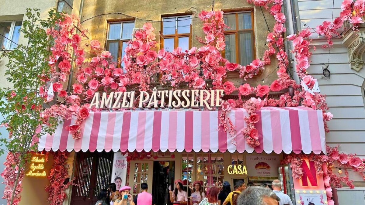 Patiseria Amzei, decorată în august 2024 după modelul Mița Biciclista. Așa a văzut-o și Parisul