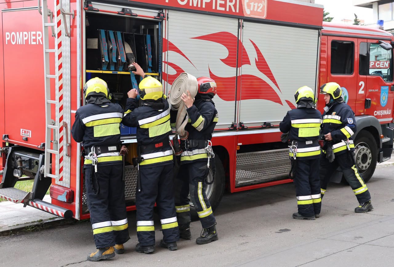 Incendii devastatoare în Serbia. Echipele românești și elicopterele rescEU luptă cu flăcările în rezervația Deliblato Sands