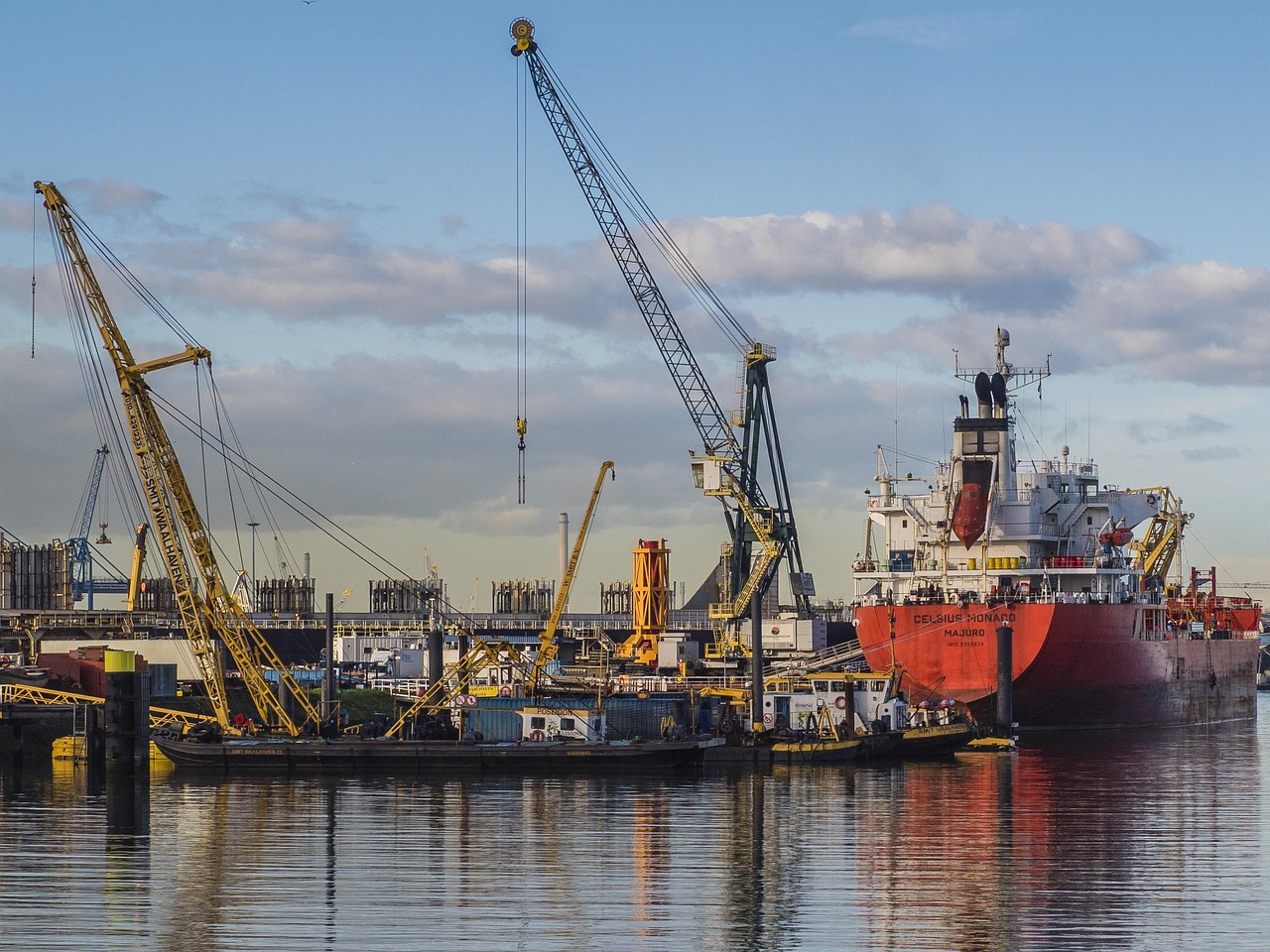 Explozie în cel mai mare port din Europa. O persoană a murit