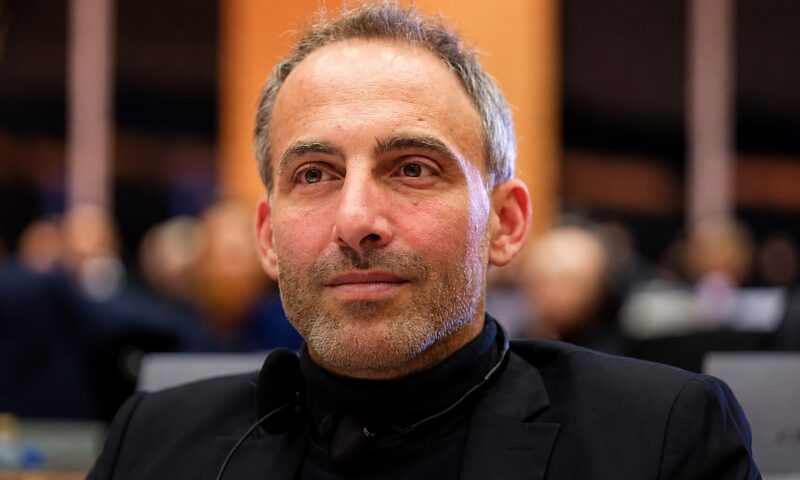 Franța acuză o nouă tentativă de influențare a alegerilor. Un posibil candidat la președinție, vizat de Rusia