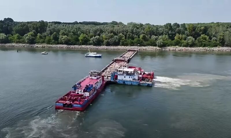 Prima barjă este scufundată în Dunăre. Autoritățile încearcă să trimită mai multă apă spre Cernavodă