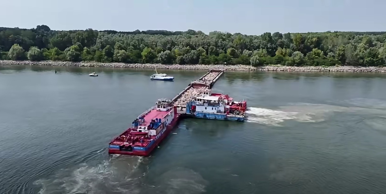 Prima barjă este scufundată în Dunăre. Autoritățile încearcă să trimită mai multă apă spre Cernavodă
