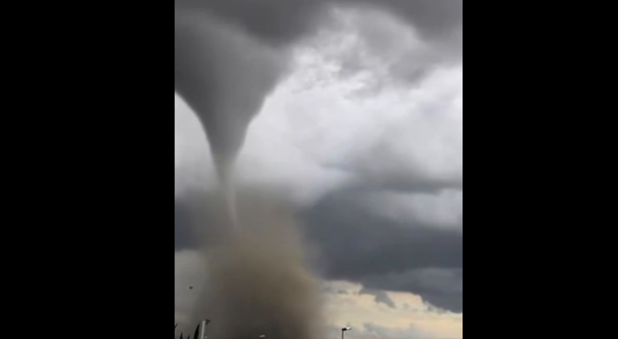 Tornadă în Franța, cu 41 de răniți și 300 de case distruse. Video & foto