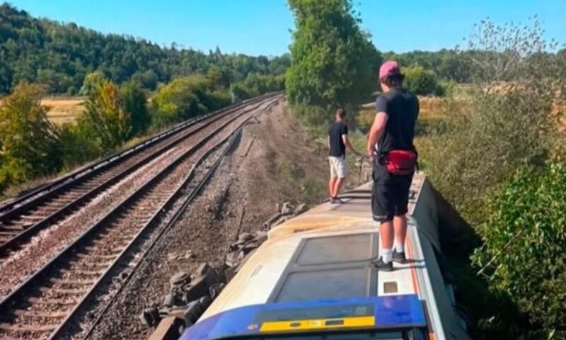 Tren de pasageri deraiat în Marea Britanie. Echipaje de urgență, trimise la fața locului
