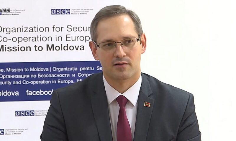 Oficial separatist declarat indezirabil în Republica Moldova, fotografiat la Tiraspol. Autoritățile verifică situația