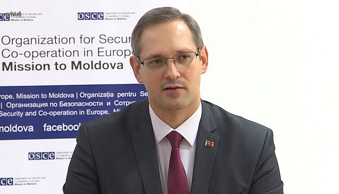 Oficial separatist declarat indezirabil în Republica Moldova, fotografiat la Tiraspol. Autoritățile verifică situația