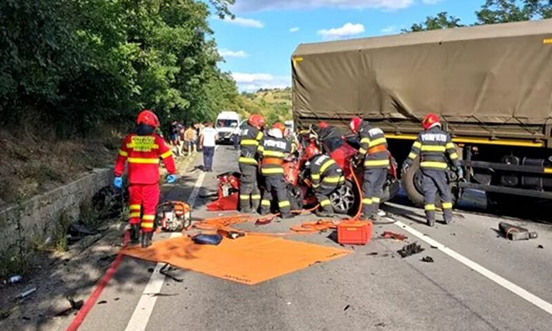 Impact devastator pe DN 13, între un camion militar și trei mașini. Trei oameni au murit, între care un copil. Patru persoane au fost rănite