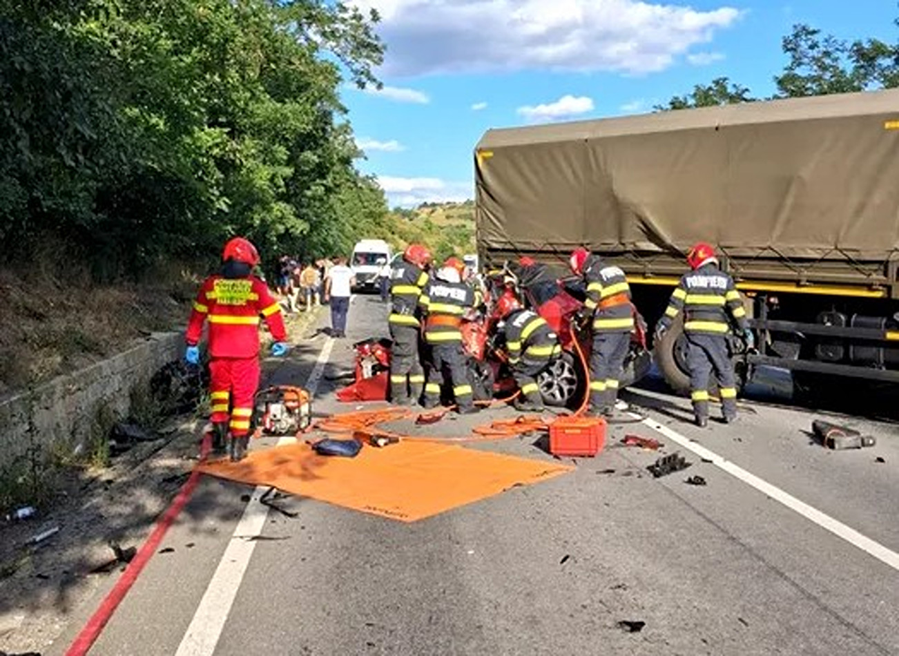 Impact devastator pe DN 13, între un camion militar și trei mașini. Trei oameni au murit, între care un copil. Patru persoane au fost rănite