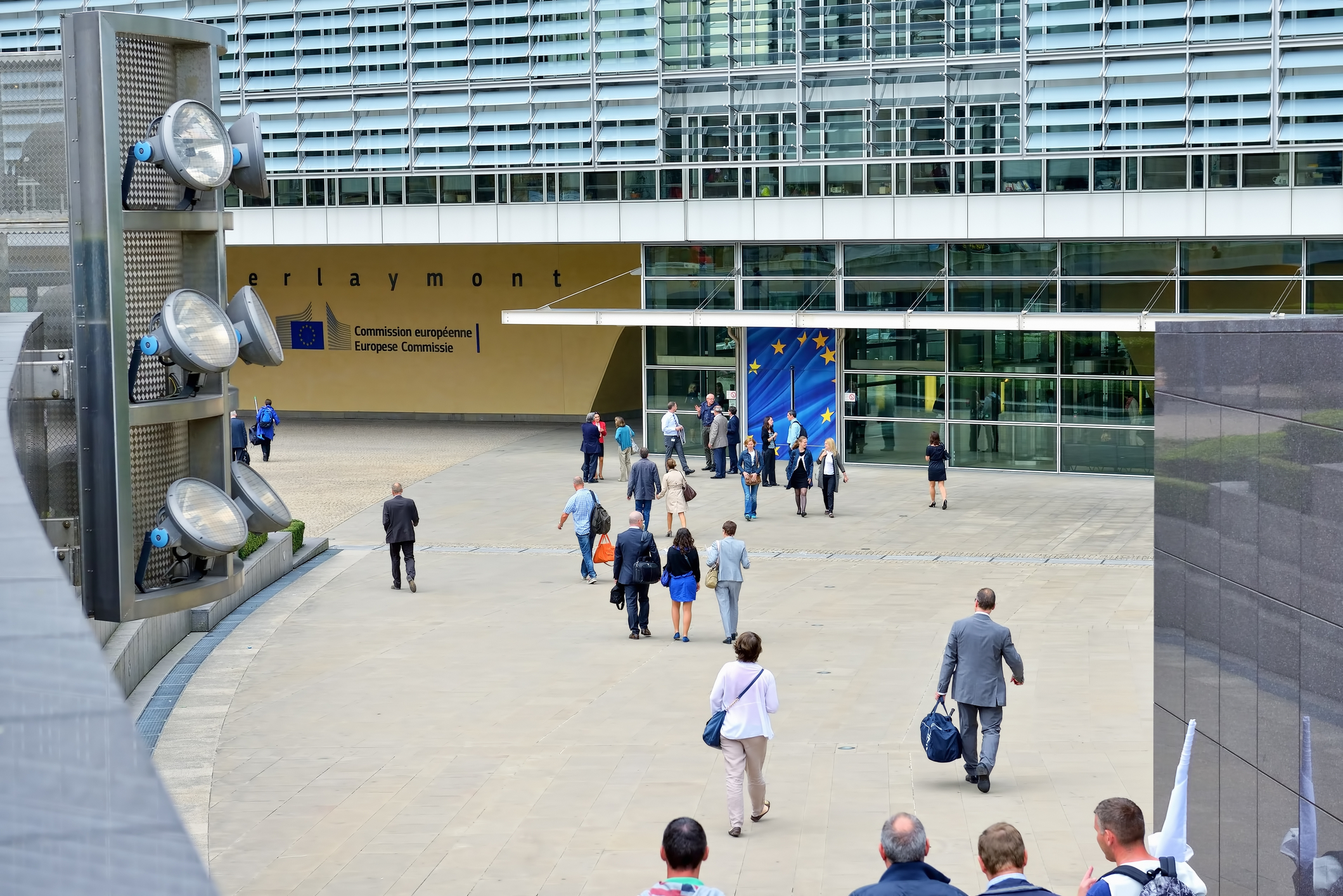 Credeai că birocrația e doar un mit. Funcționarii europeni spun că este colegul lor de birou