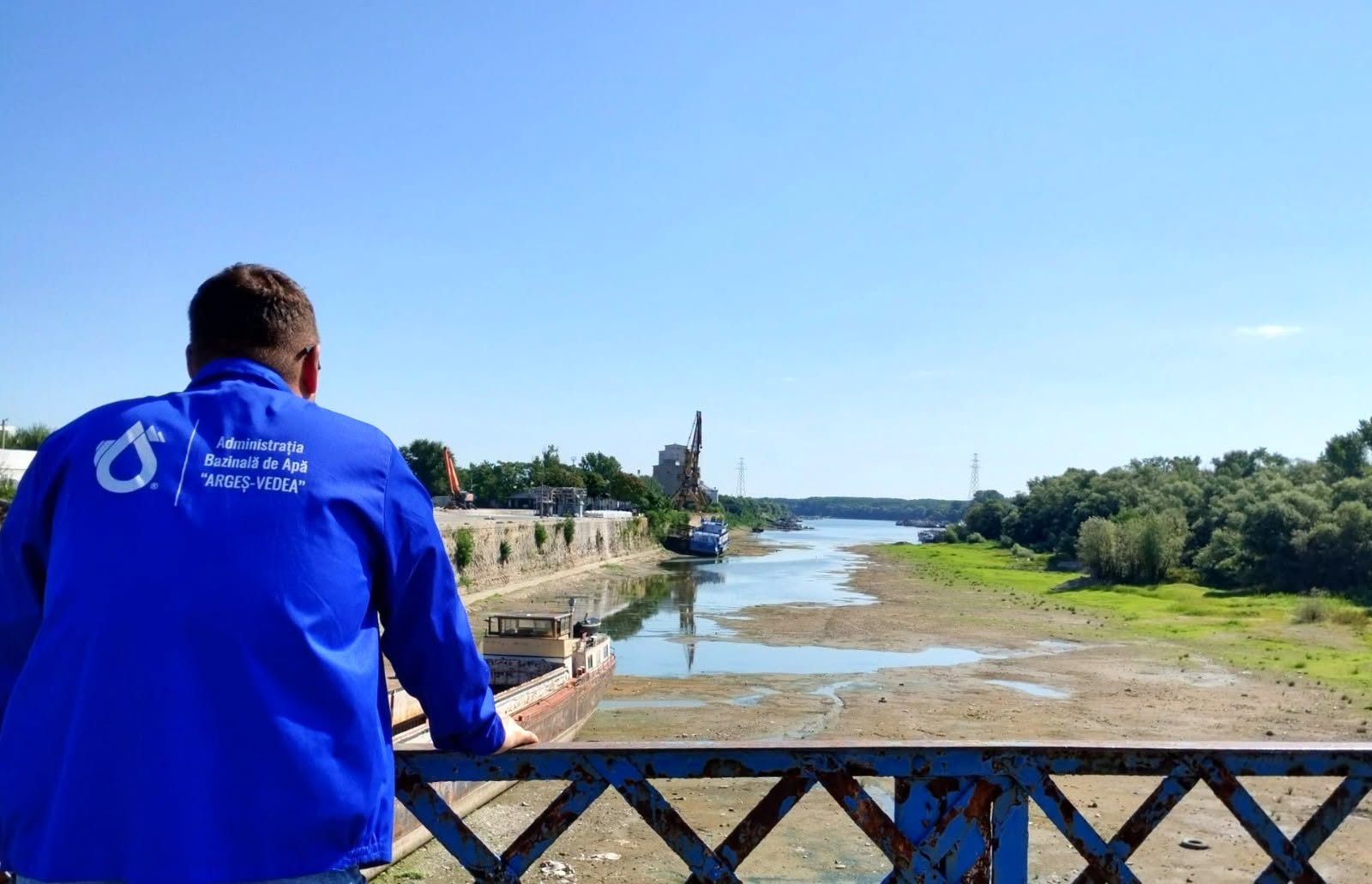 Nivelul unuia din afluenți, Argeșul, se poate constata cu ochiul liber