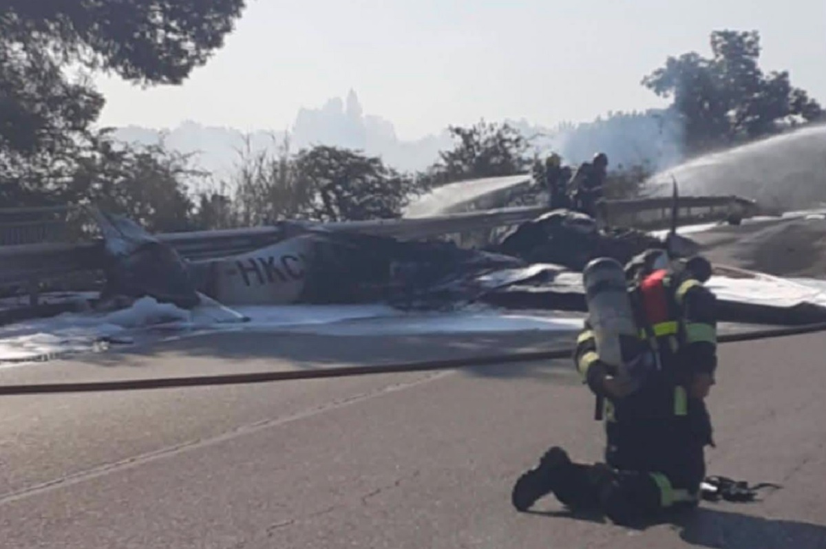 Aterizare de urgență pe o șosea circulată din Franța. Doi piloți au fost răniți ușor
