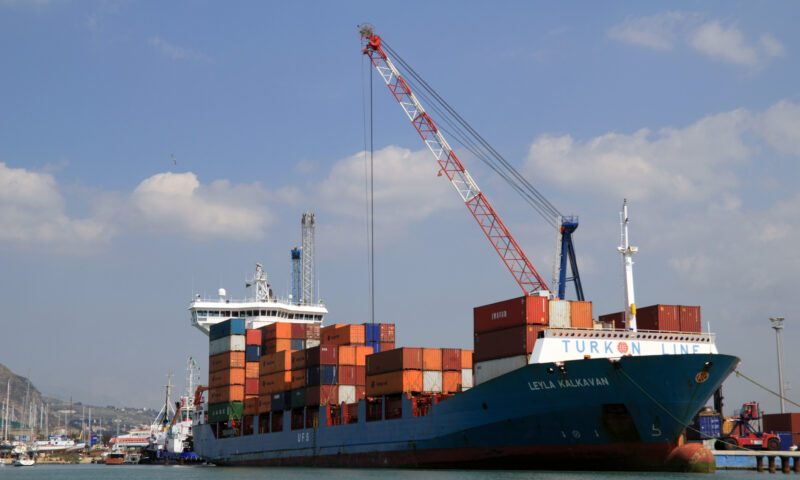 Turcia începe să limiteze traficul naval spre Marea Neagră. Navele comerciale sunt ținute în așteptare