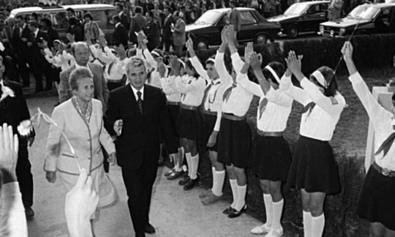 Cum erau regizate vizitele lui Ceaușescu. Rafturi umplute pentru câteva ore și „coridoarele vii” la Bârlad