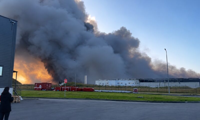 Incendiu uriaș la un depozit Wildberries din Rusia. Flăcările s-au întins pe 100.000 de metri pătrați